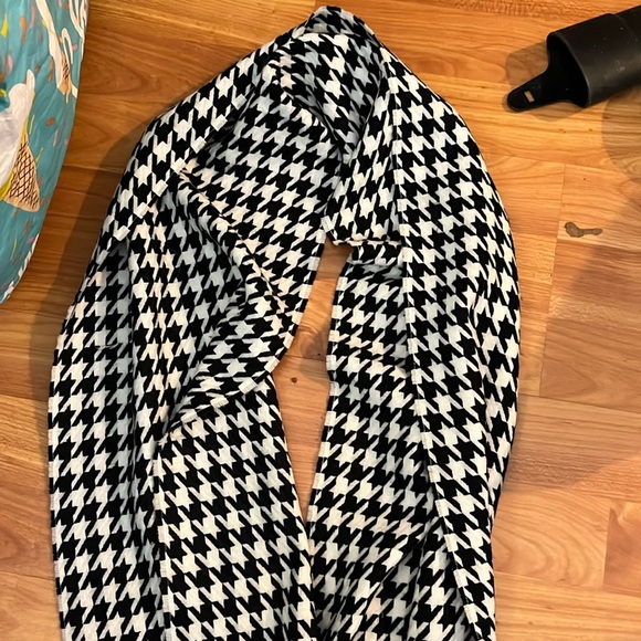 100% Cashmere Scarf Made in Germany Black White Houndstooth with Fringe